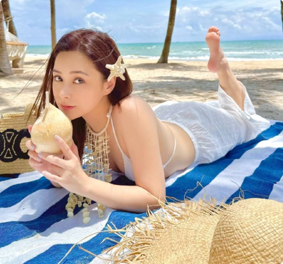 44岁阿娇减肥成功晒出海边比基尼美照更加的妩媚漂亮