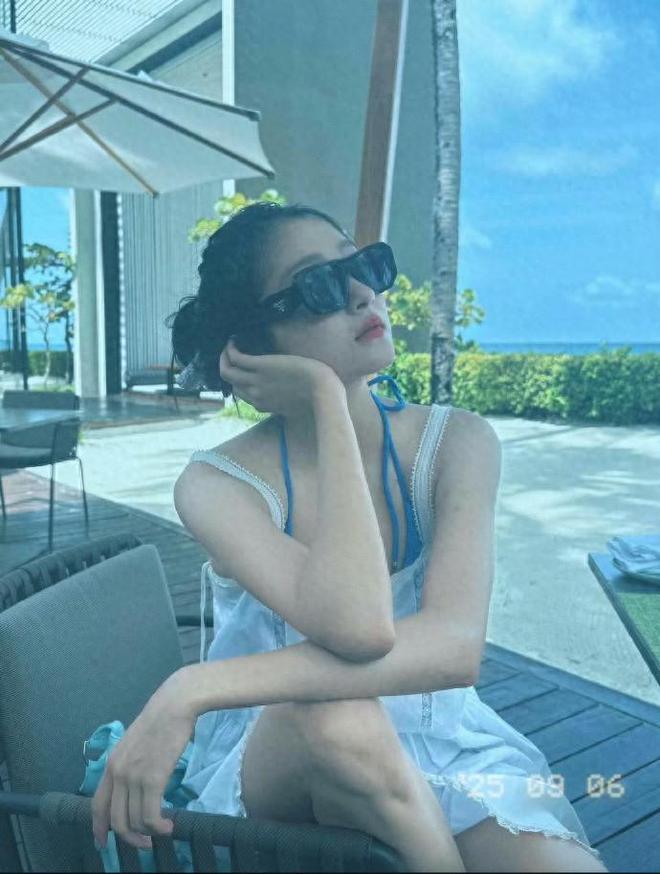 关晓彤罕晒素颜游泳美照穿泳装全身零赘肉腰臀比太绝了